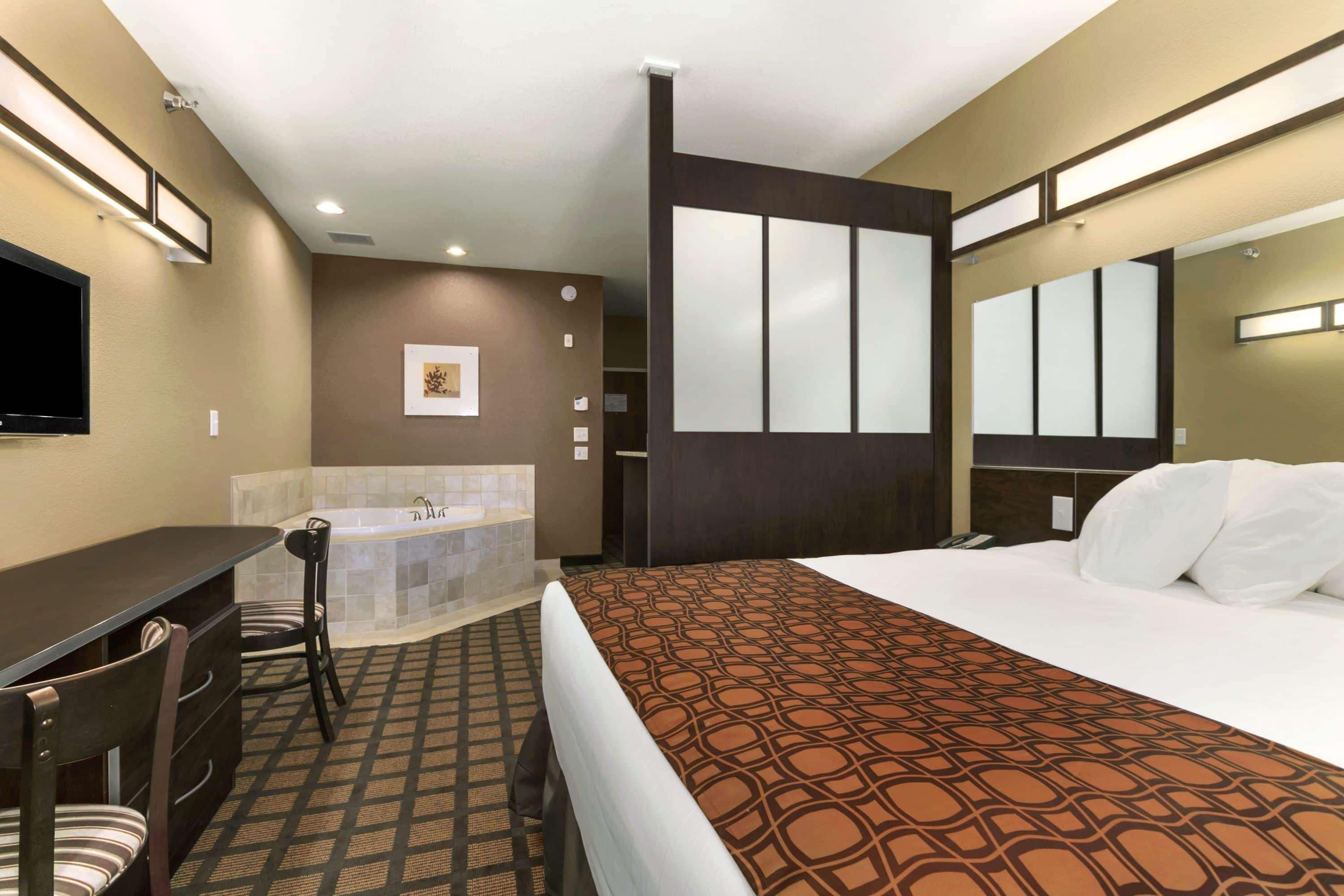 Microtel Inn & Suites By Wyndham Майнот Екстериор снимка